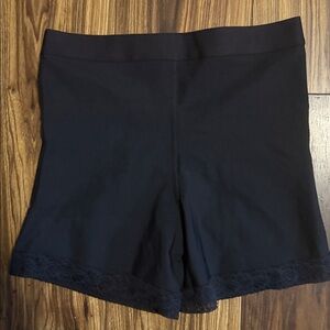 Leonisa NWT Compression Shapewear Mid-Rise Sculpting Butt Lifter Shaper Short